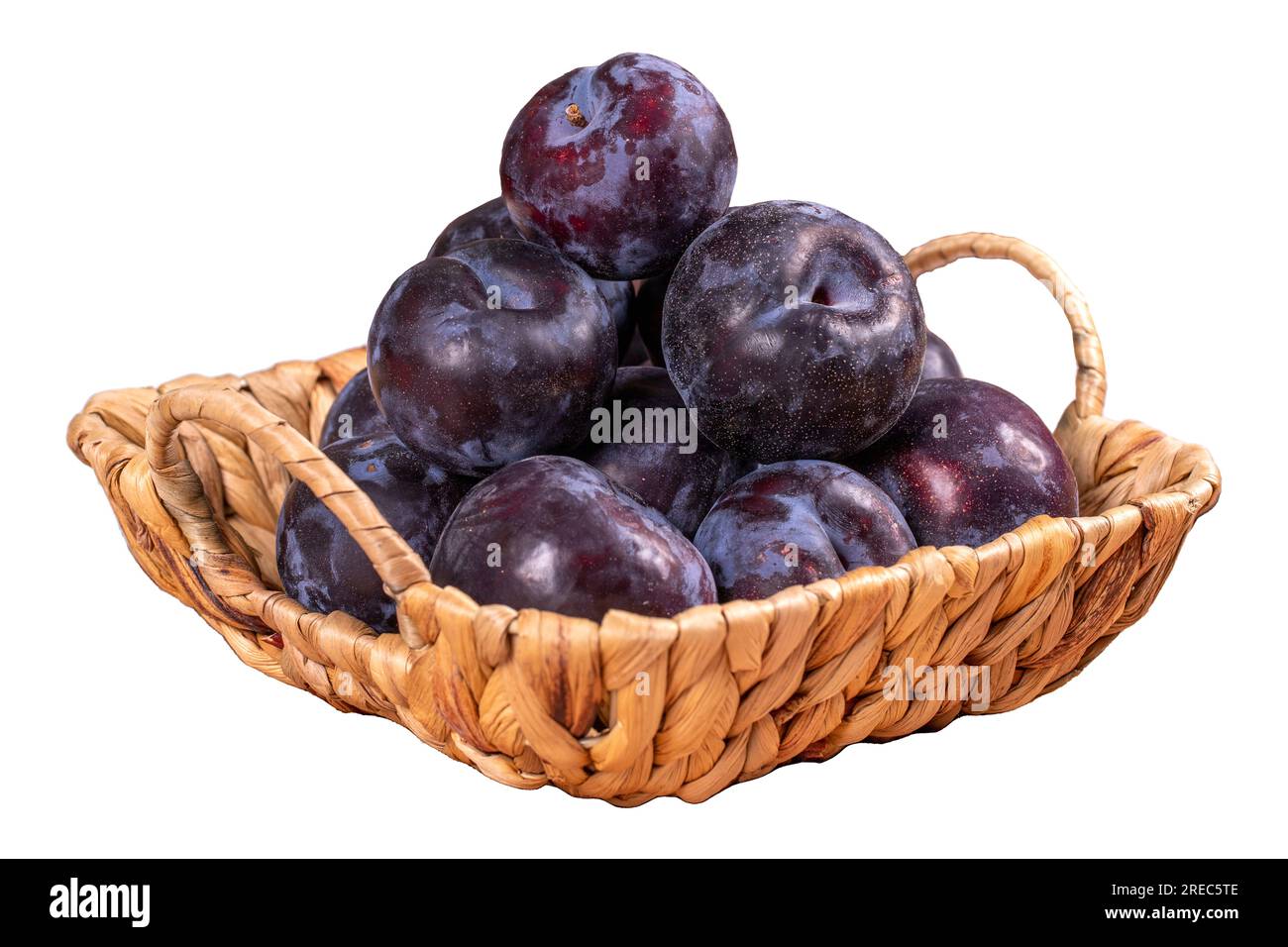 Prugna nera isolata su sfondo bianco. Un mucchio di prugne nere in un cesto. primo piano Foto Stock