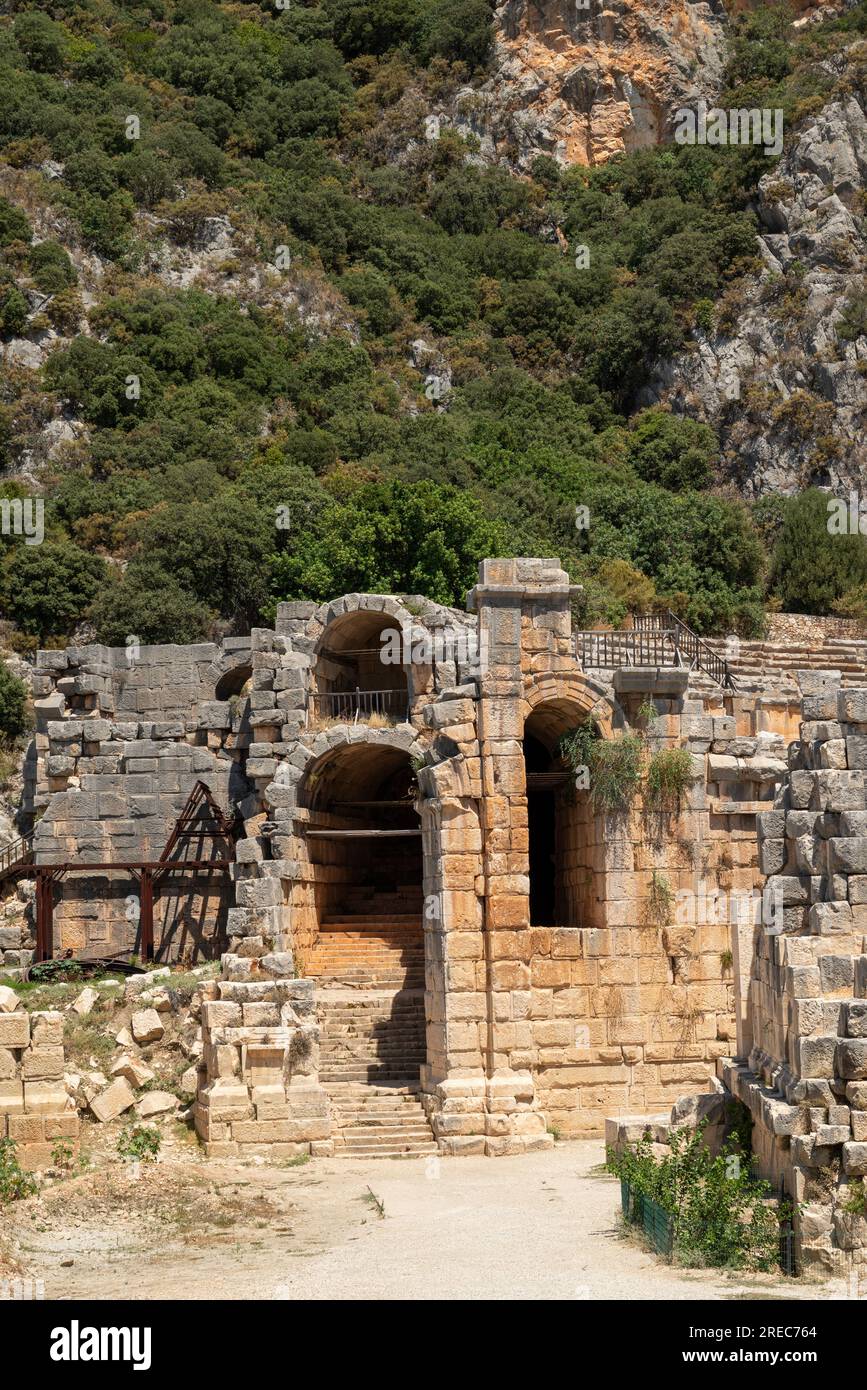 Le rovine dell'anfiteatro e le antiche tombe rupestri nell'antica città di Myra a Demre, in Turchia Foto Stock