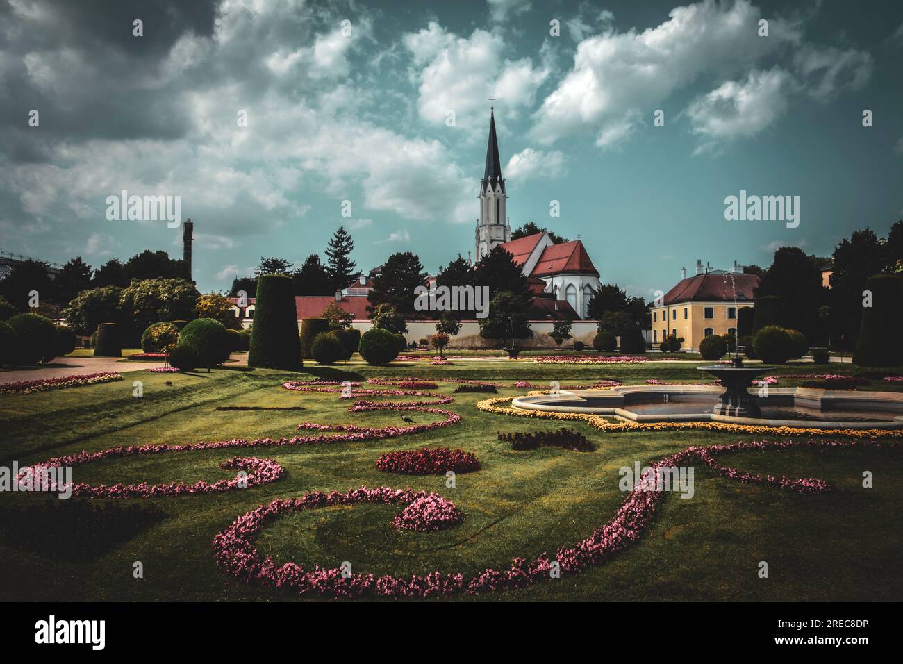 Cieli Moody e bellissimi fiori della chiesa di Santa Maria a Vienna, Austria Foto Stock