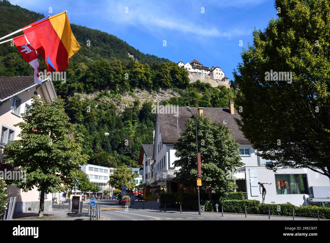 Via principale Vaduz e Castello in una luminosa giornata estiva - Liechtenstein Foto Stock