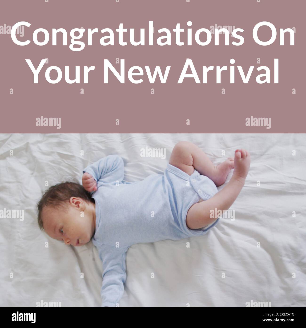 Composizione delle congratulazioni per il tuo nuovo testo di arrivo sul bambino caucasico Foto Stock