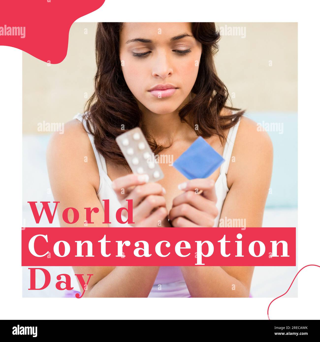Testo del giorno della contraccezione mondiale su una donna birazziale premurosa in possesso di pillole contraccettive e preservativo Foto Stock