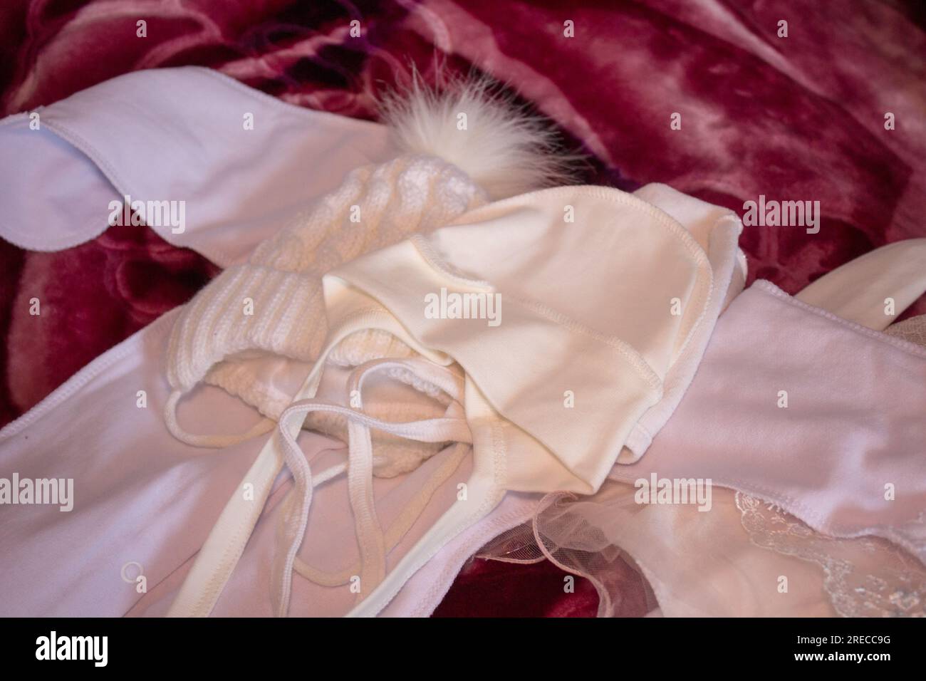 cappelli invernali per bambini sul letto Foto Stock