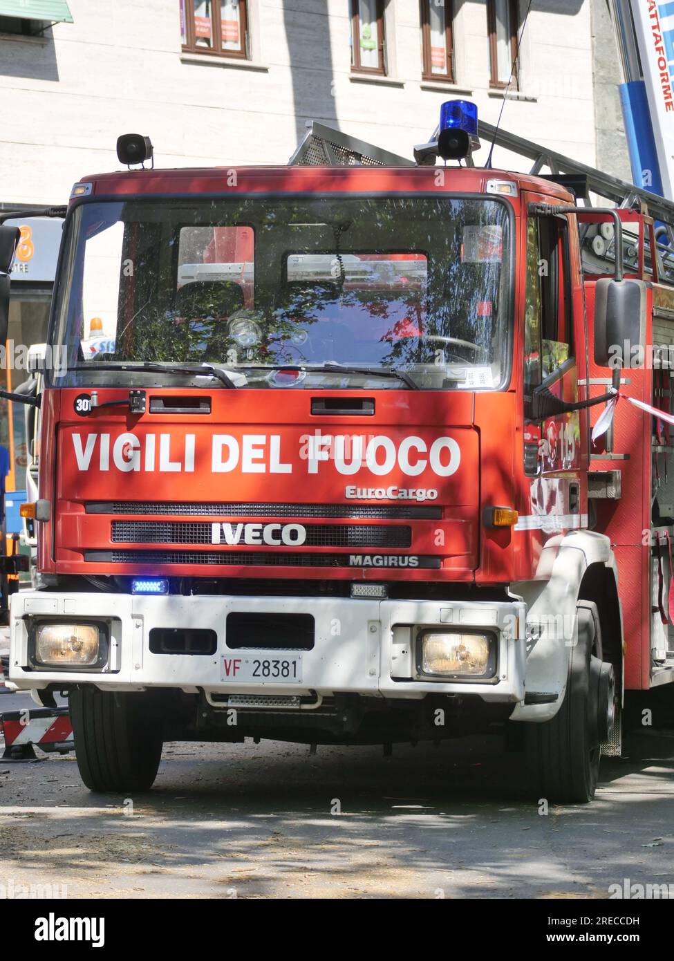 Vigili del fuoco intervengono per mettere in sicurezza case e alberi dopo una forte tempesta nel centro di Milano Foto Stock