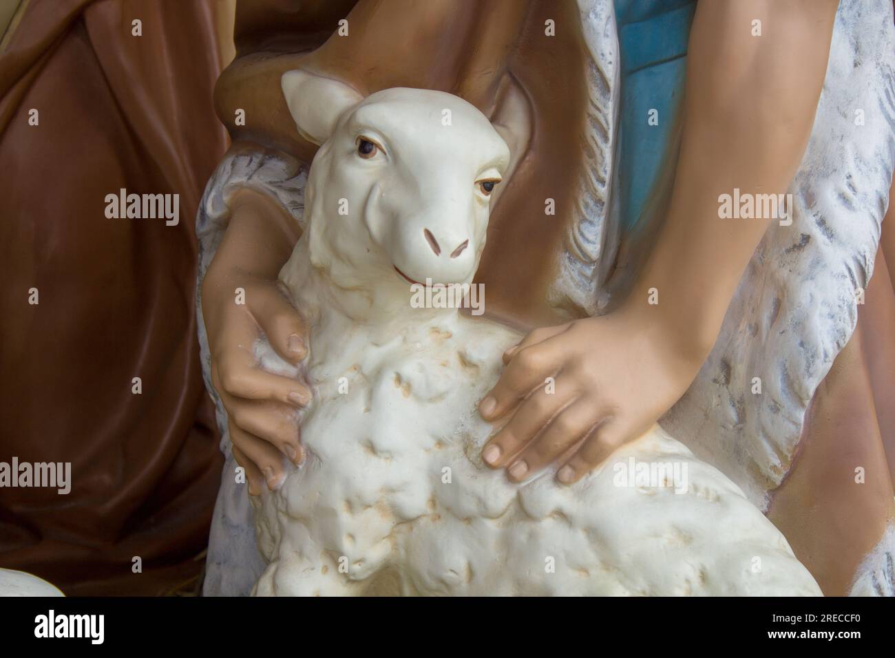 Statuetta di Natale che abbraccia una pecora con un pastore Foto Stock