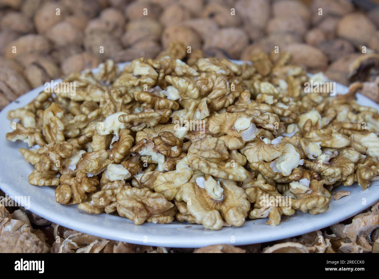 noci sbucciate su un piatto di torta Foto Stock