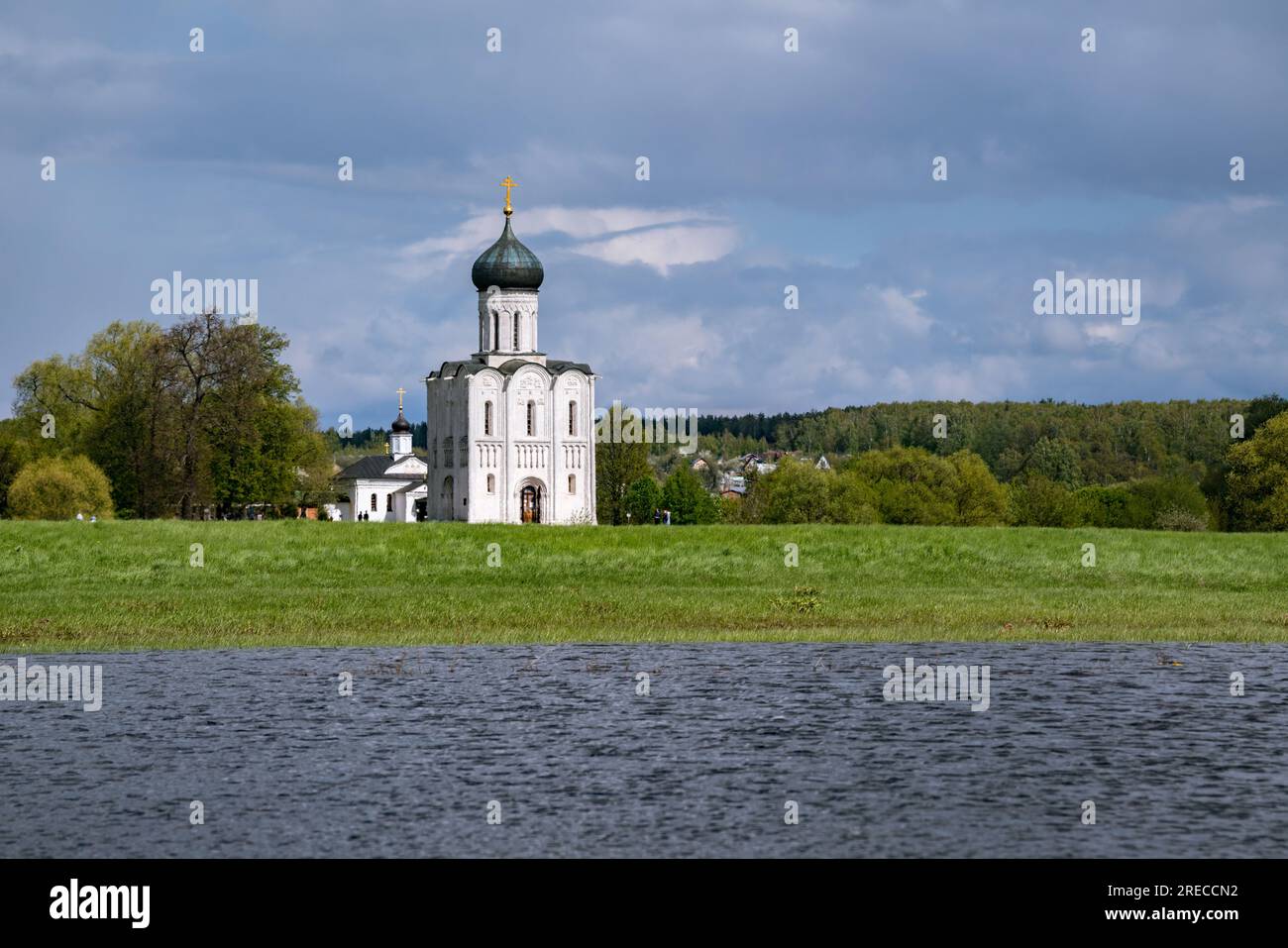 XII-cantury Chiesa dell'Intercessione sul Nerl nella regione russa di Vladimir. Sito patrimonio dell'umanità dell'UNESCO. Foto Stock XII-cantury Chiesa dell'Intercessione sul Nerl nella regione russa di Vladimir. Sito patrimonio dell'umanità dell'UNESCO. Foto Stock