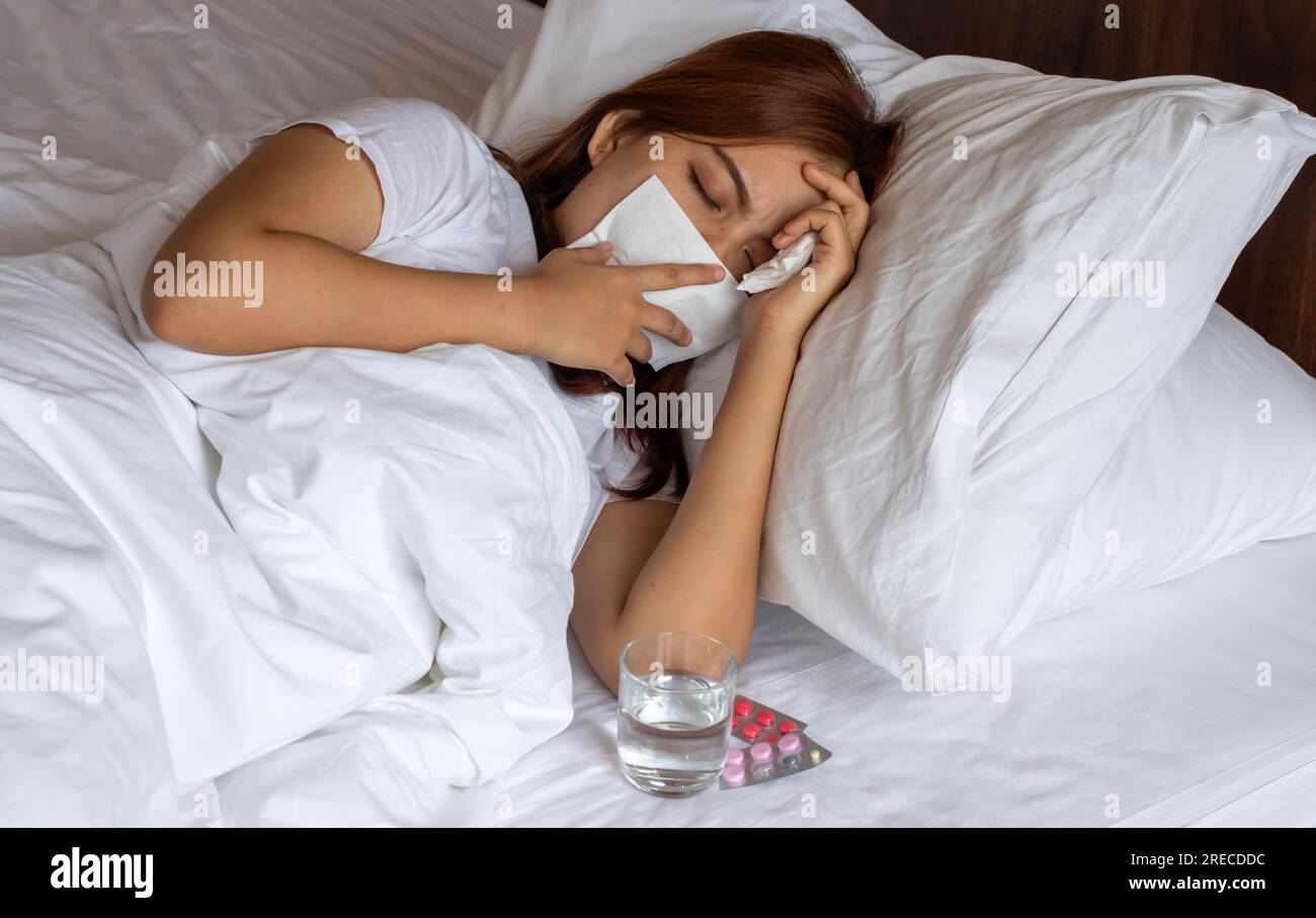 Bella donna asiatica che soffre di naso che cola o blocco nasale. Comune raffreddore, sinusite o influenza paziente con rinite. Foto Stock