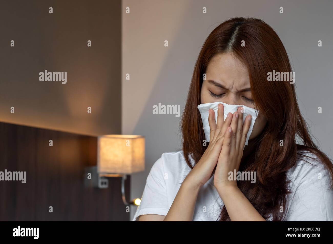 Bella donna asiatica che soffre di naso che cola o blocco nasale. Comune raffreddore, sinusite o influenza paziente con rinite. Foto Stock