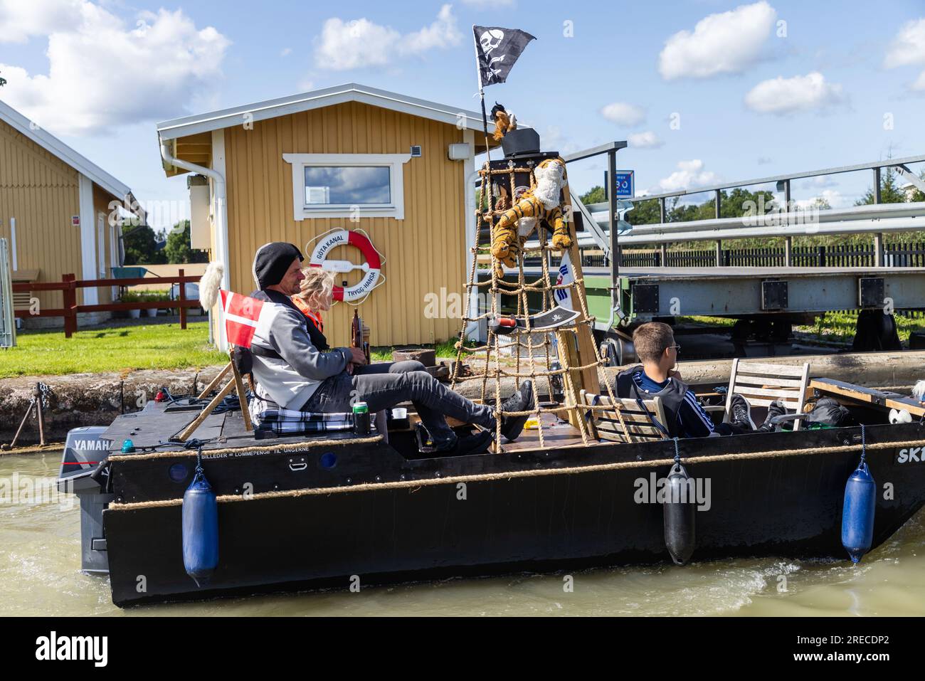 Meteo stagionale, pirati danesi su una barca pirata, Göta kanal, Ljung, contea di Östergötland, Svezia, Mercoledì. Foto Stock