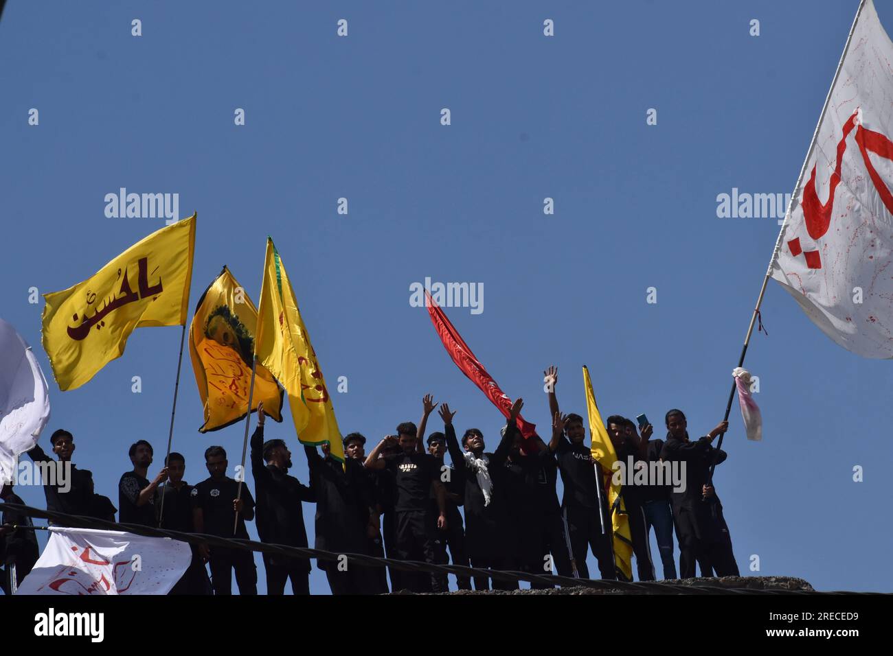 Non esclusiva: 26 luglio 2023, Srinagar, India: Gli Shai in lutto prendono parte a una processione il 7° giorno di Muharram a Srinagar. Muharram è l'abete Foto Stock