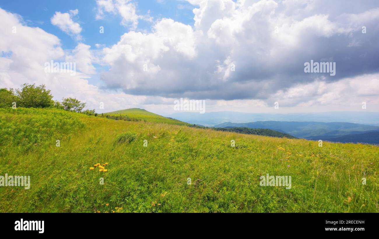 paesaggio naturale con colline e prati. paesaggio montano estivo con nuvole sul cielo. vista dal monte runa Foto Stock