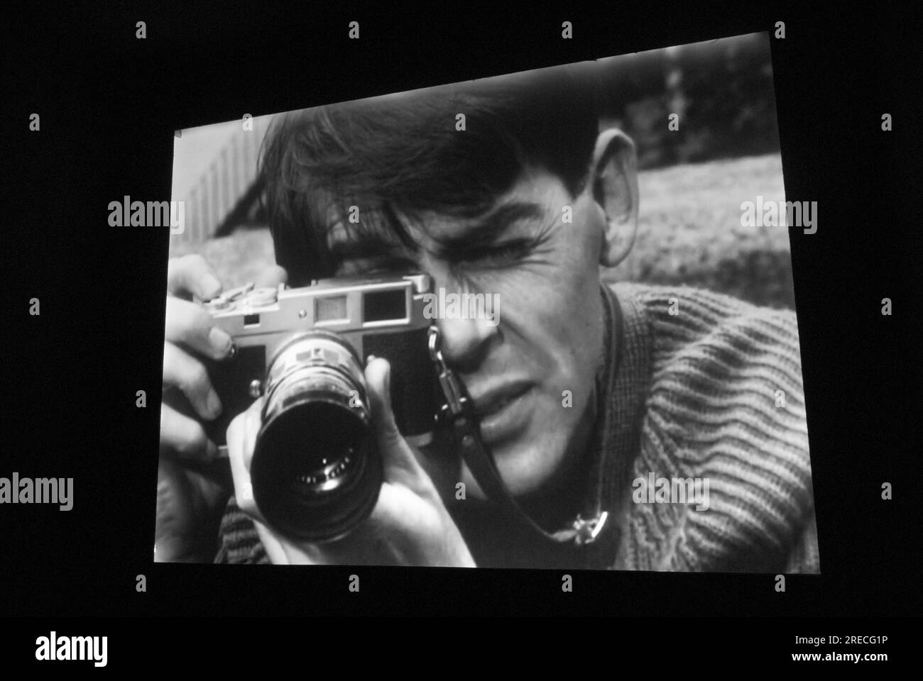 David Hurn, fotografo Magnum nel film degli anni '1960 di Ken Russell, "A House in Bayswater". Immagini tratte da una proiezione cinematografica. Londra, Inghilterra, 26 settembre 2017. HOMER SYKES Foto Stock