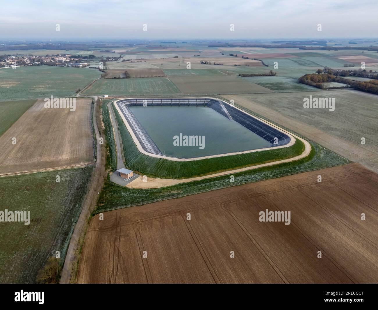 Mauze sur le Mignon (Francia centro-occidentale): Vista aerea del bacino di ritenzione, stagno di stoccaggio dell'acqua per l'irrigazione in agricoltura Foto Stock