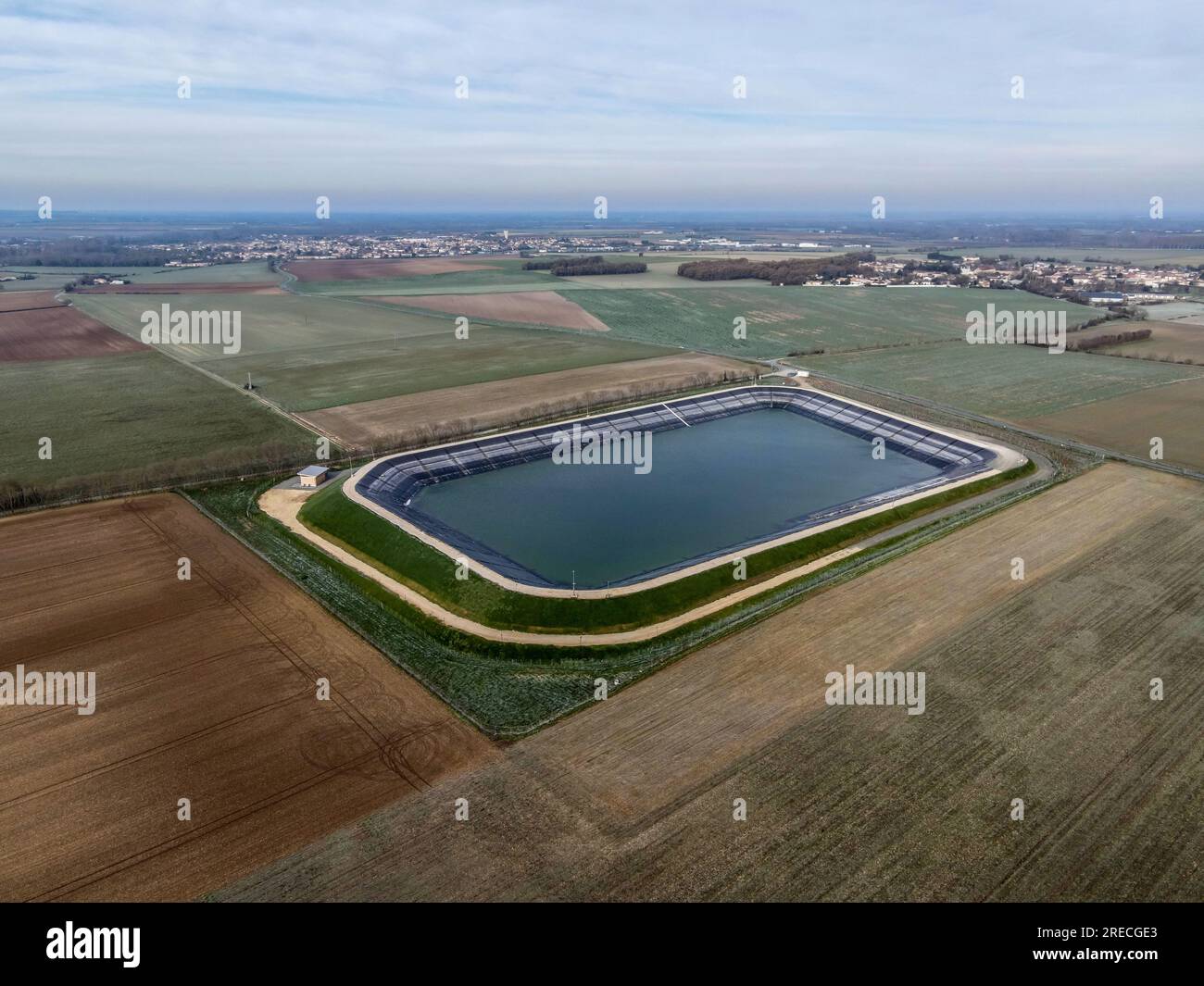 Mauze sur le Mignon (Francia centro-occidentale): Vista aerea del bacino di ritenzione, stagno di stoccaggio dell'acqua per l'irrigazione in agricoltura Foto Stock