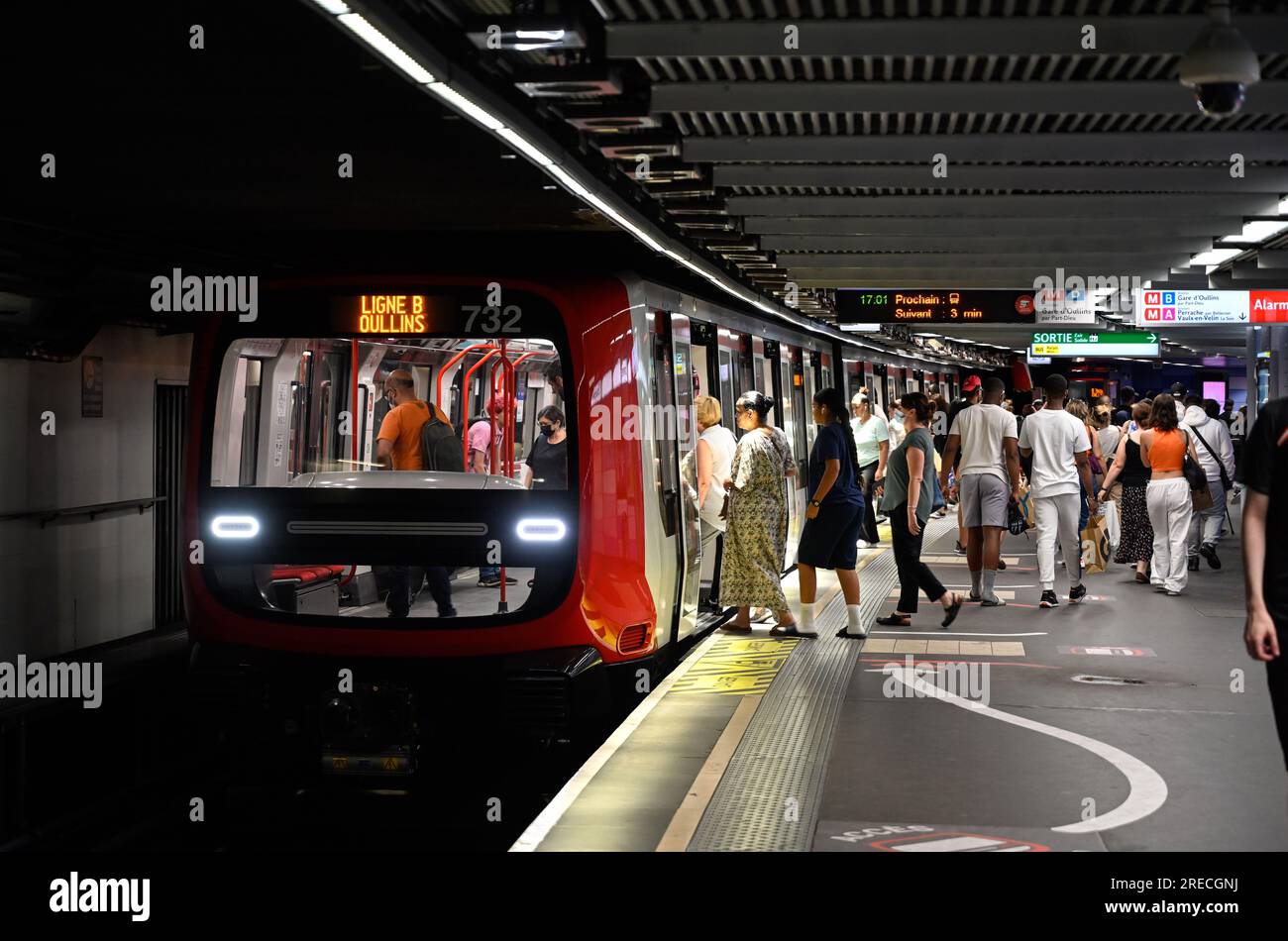 Stazione della metropolitana di Villeurbanne Charpennes Charles Hernu”, (Francia centro-orientale): Linea della metropolitana B. nuovi treni della metropolitana automatizzati senza conducente. Passeggeri in Foto Stock