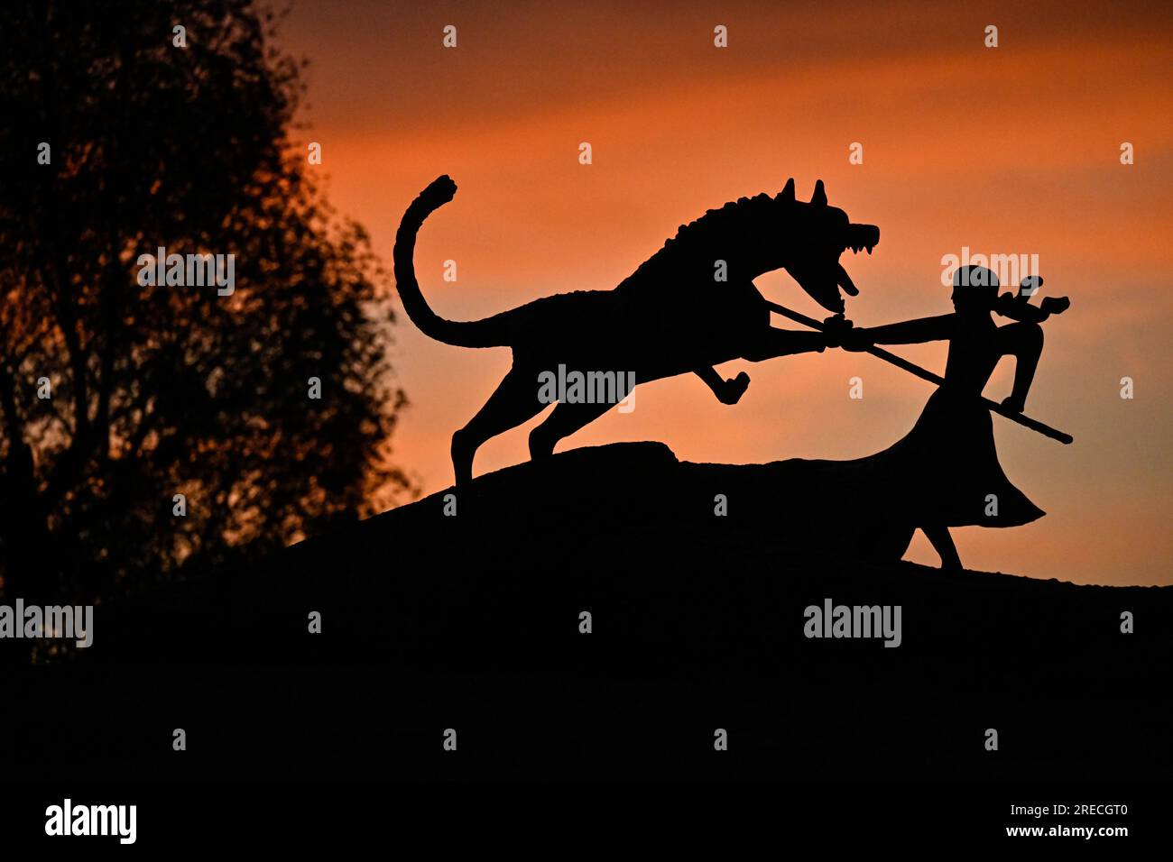 Auvers (sud della Francia): La statua in bronzo dello scultore Philippe Kaeppelin, rivisitata dall'artista Philippe Kaeppelin, ricorda il coraggio della giovane Marie Foto Stock