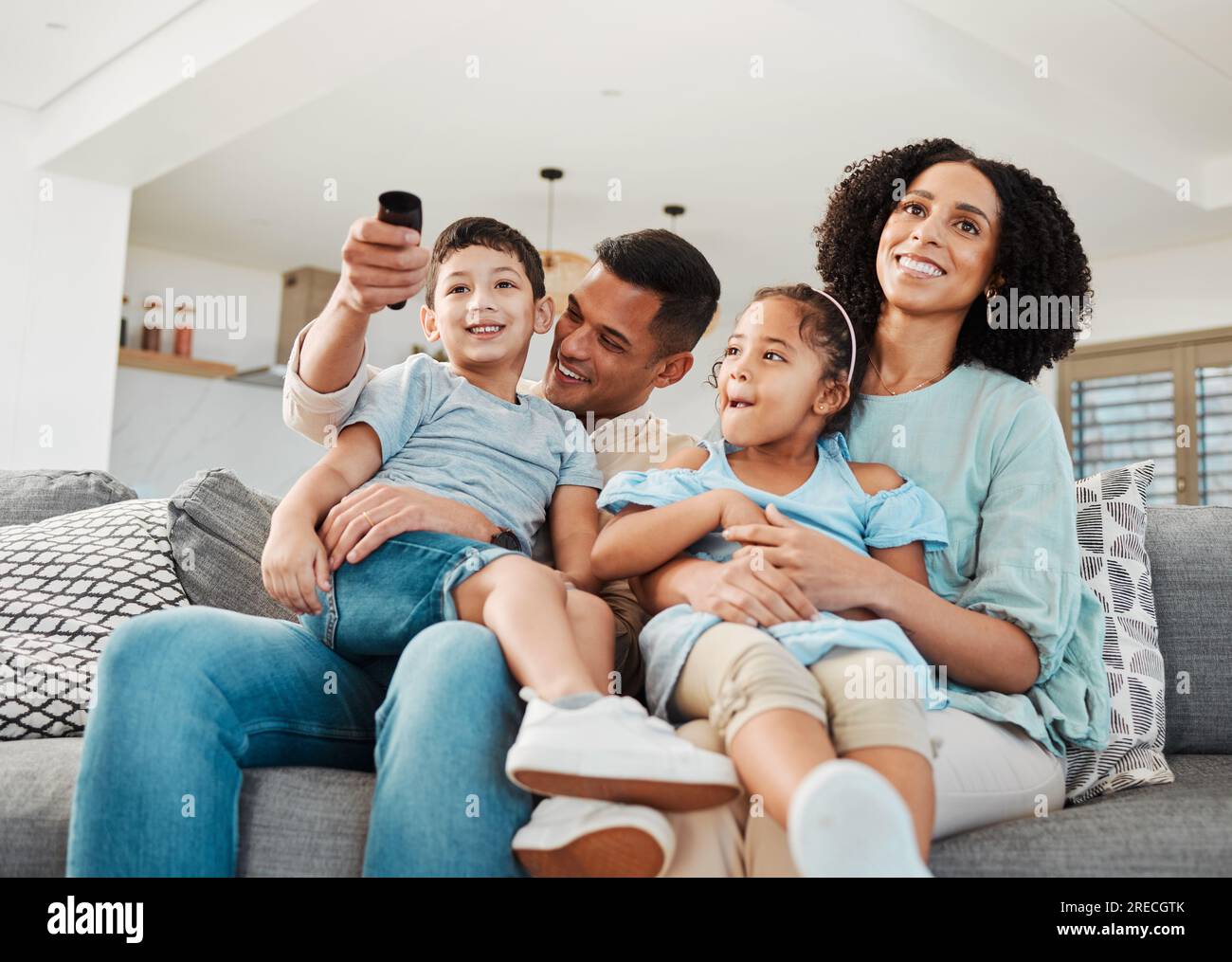 Sorridi, rilassati o guarda in famiglia serie Smart tv, film o streaming di video online, DVD multimediali o film di intrattenimento. Divertimento in salotto, spettacoli per bambini o Foto Stock