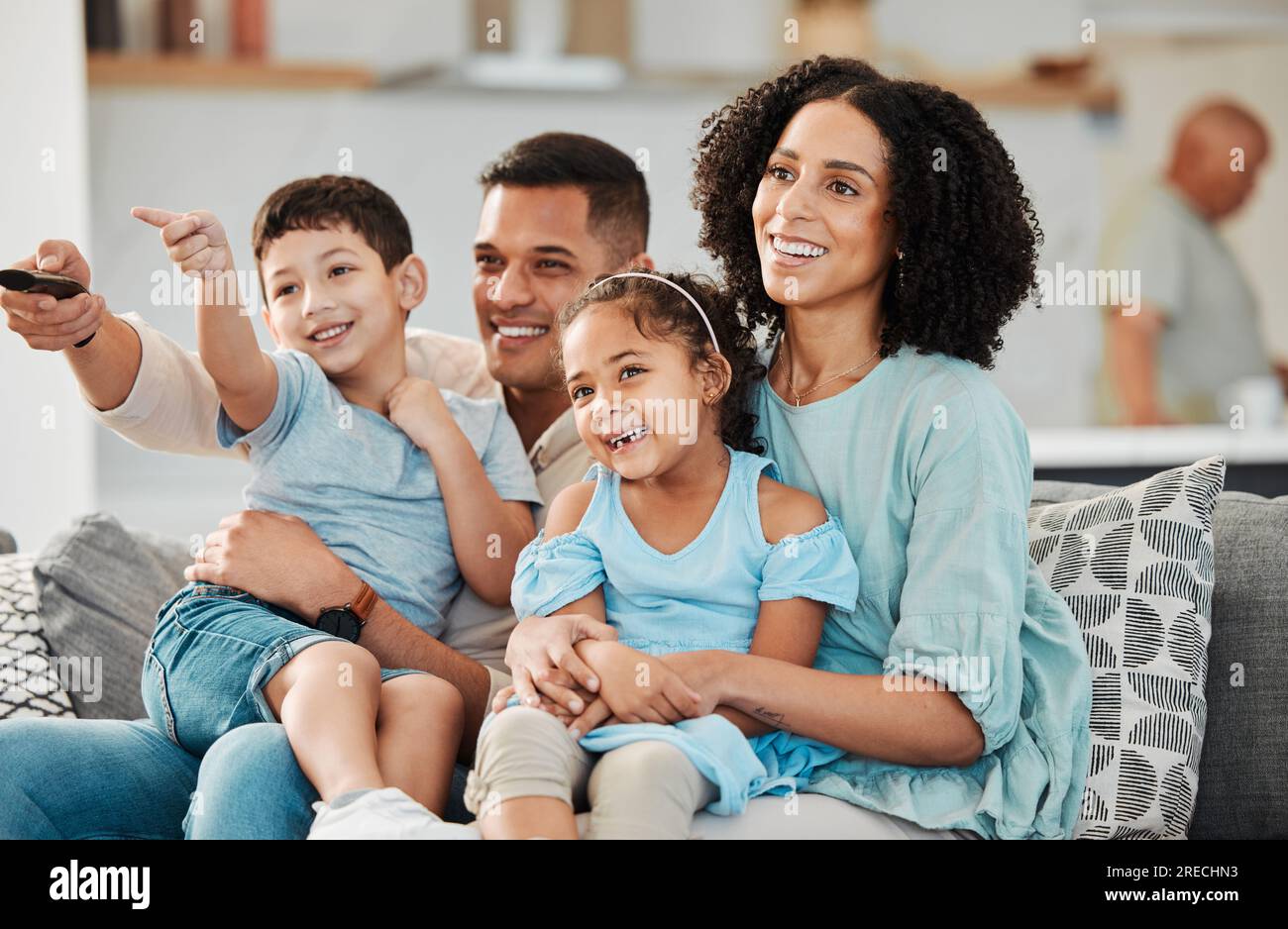 Ama, rilassati o divertiti con la tua famiglia guardando programmi televisivi, film o video in streaming, DVD multimediale o canali via cavo. Divano letto, decisione di programma o collegamento Foto Stock