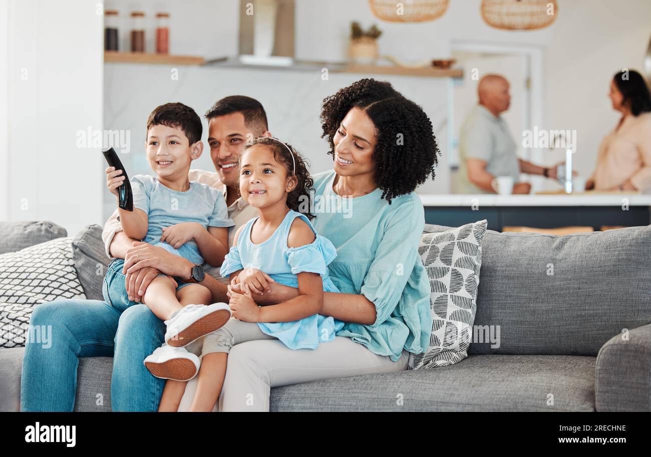 Amore, telecomando o happy Family: Guarda programmi televisivi, film o servizio di streaming video, DVD multimediale o cavo. Salotto con divano, canali di navigazione o. Foto Stock
