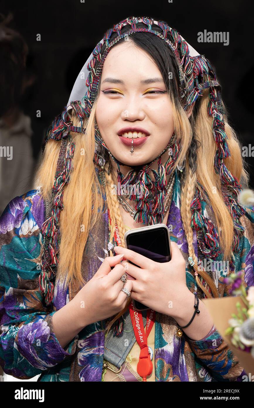 Studente di moda al Royal College of Art Summer Show 2023. Foto Stock