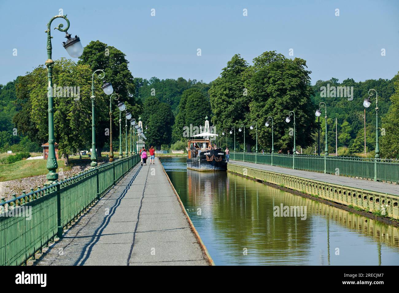 Briare (Francia centro-settentrionale): L'acquedotto di Briare attraverso il fiume Loira, Canal Lateral a la Loire. Noleggio di chiatte e camminatori sul ponte in estate Foto Stock