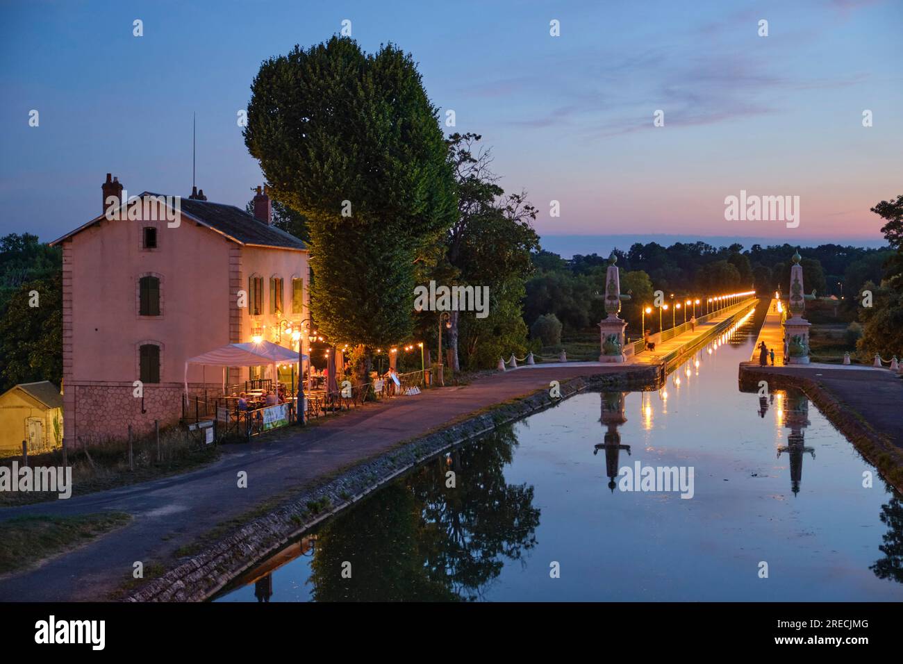 Briare (Francia centro-settentrionale): Atmosfera serale sull'acquedotto di Briare attraverso il fiume Loira, Canal Lateral à la Loira. L'acqua navigabile Foto Stock