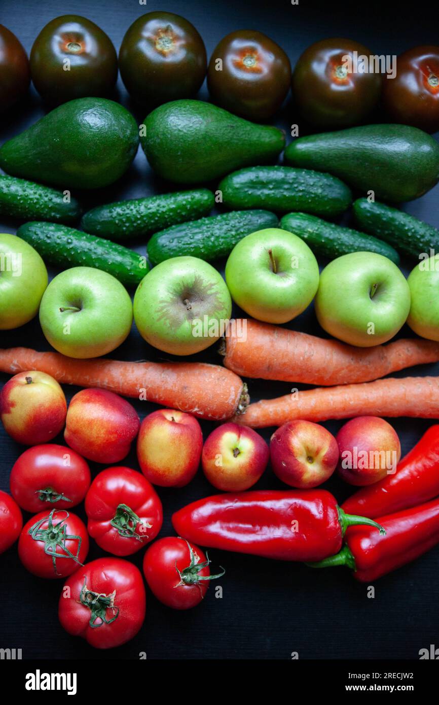 Frutta fresca e verdura. Sfondo colorato. Cibo sano Foto Stock