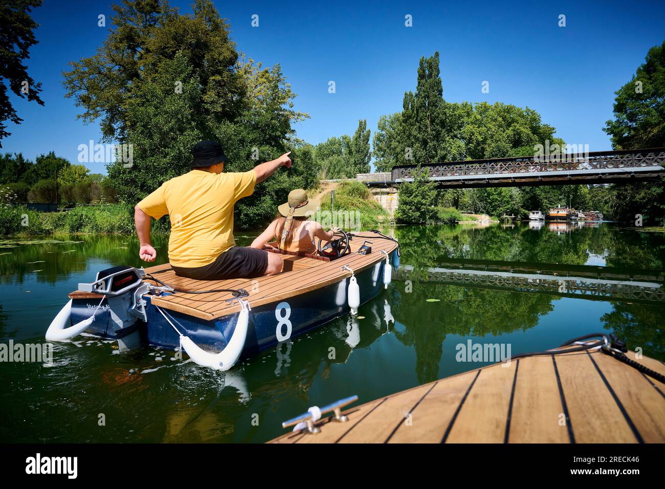 Barca elettrica, gruppo di amici in una gita in barca sul Canal Charles Quint e sul fiume Doubs a Dole (Francia nord-orientale). Licenza top di gamma Foto Stock