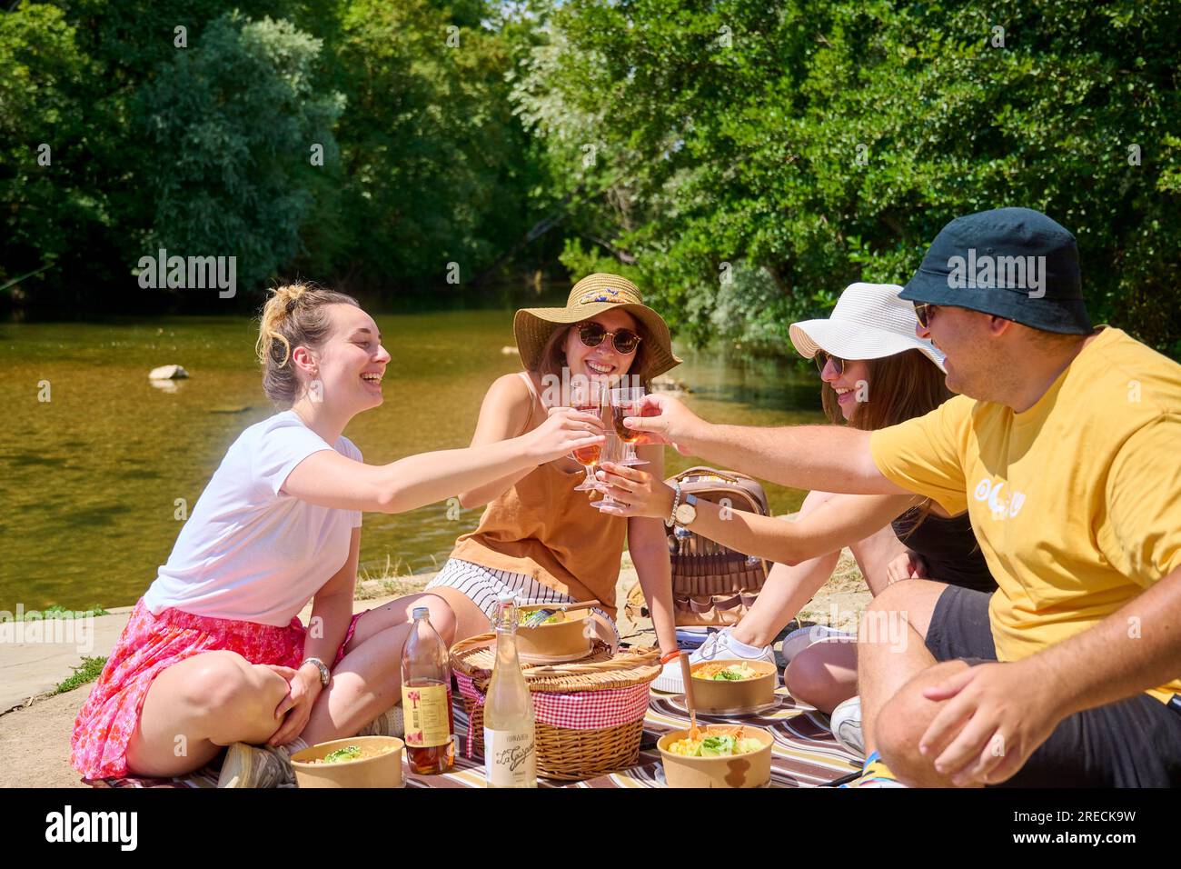 Picnic sul fiume Doubs e sul Canal Charles Quint a Dole (Francia nord-orientale): Gruppo di amici che pranzano in acqua in estate, con cappucci Foto Stock