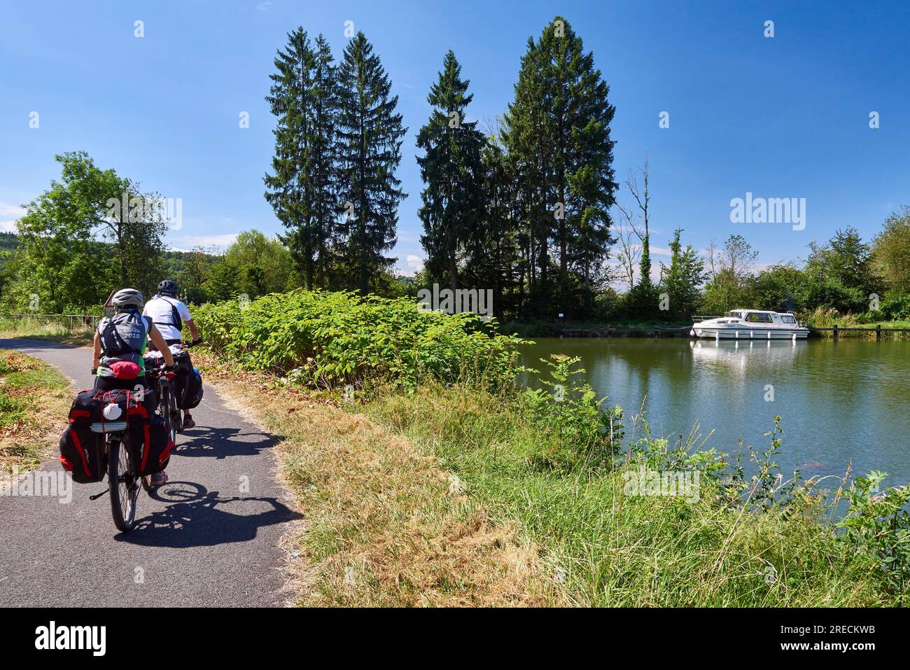 Ciclisti vicino all'acquedotto navigabile di Allenjoie sul fiume Allan, Canal du Rhin au Rhone (canale del Reno). Vacanze in bicicletta, piste ciclabili Foto Stock