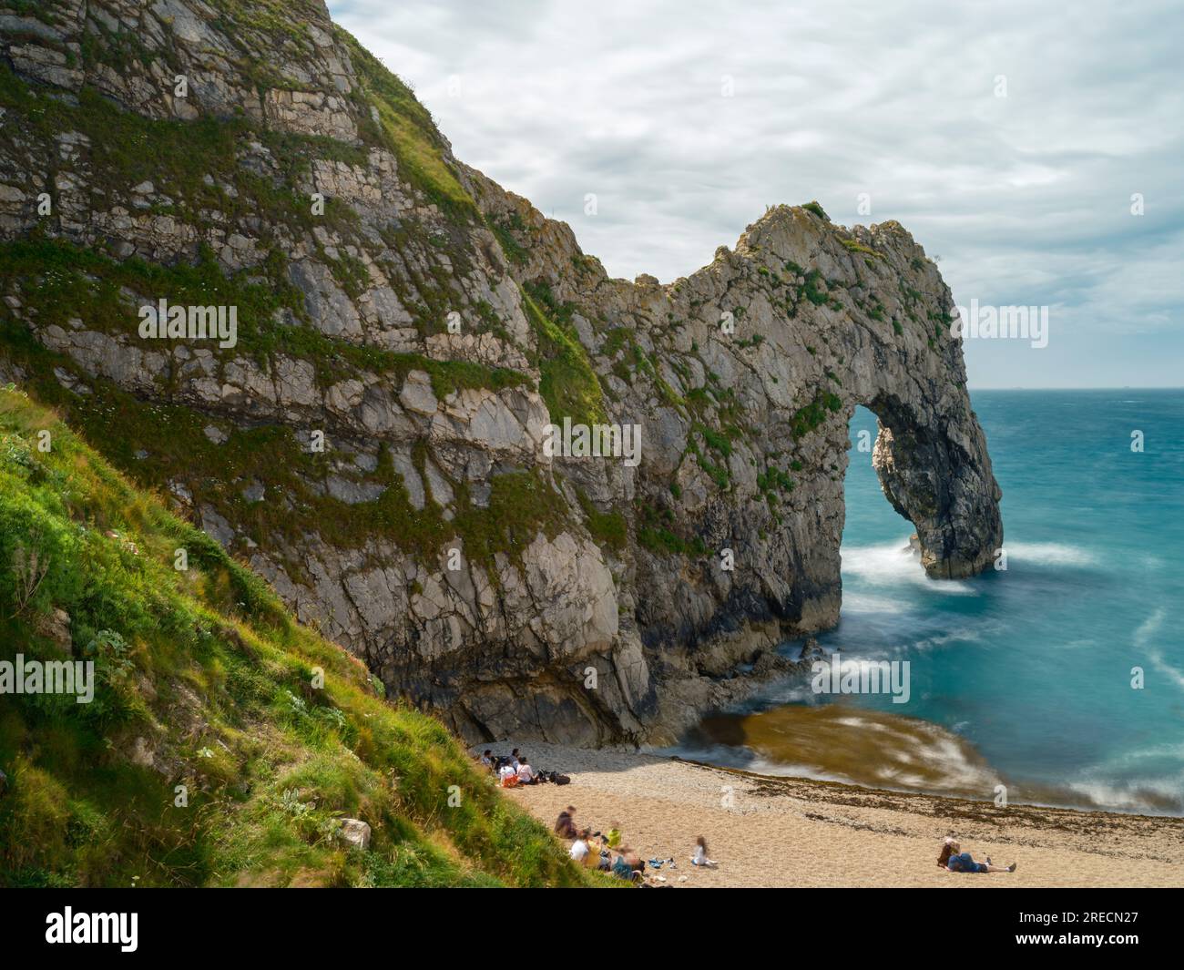 Durdle Door è un arco calcareo naturale situato sulla Jurassic Coast vicino a Lulworth nel Dorset, Inghilterra. Aperto al pubblico, il Lulworth Estate è pr Foto Stock