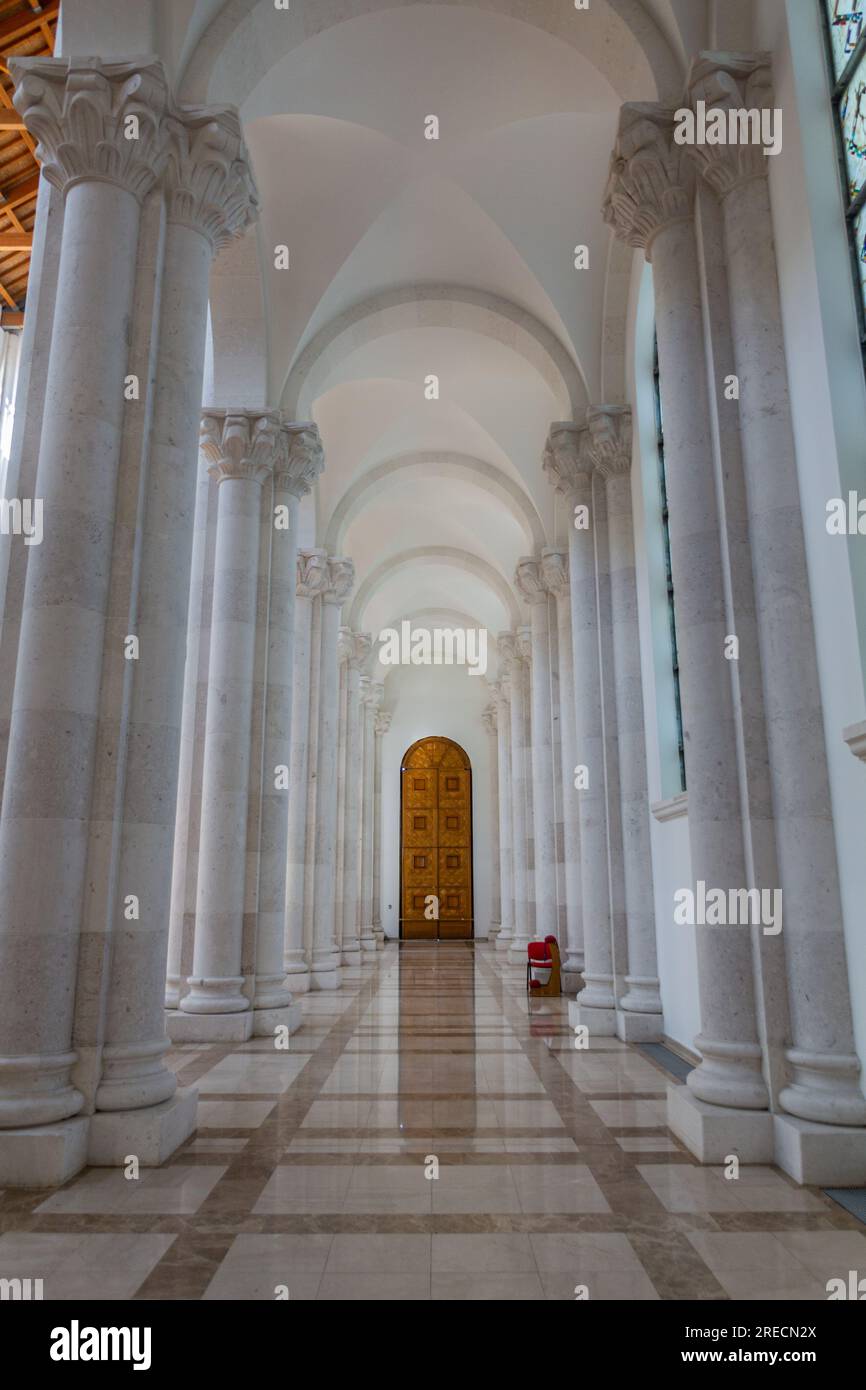 PRISTINA, KOSOVO - 13 AGOSTO 2019: Interno della Cattedrale di Santa madre Teresa a Pristina, Kosovo Foto Stock