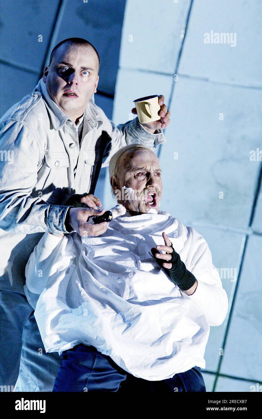 l-r: Matthias Goerne (Wozzeck), Graham Clark (capitano) in WOZZECK di Berg alla Royal Opera, Covent Garden, Londra WC2 15/10/2002 direttore: Antonio Pappano scenografia: Stefanos Lazaridis costumi: Marie-Jeanne Lecca illuminazione: Rick Fisher regista: Keith Warner Foto Stock