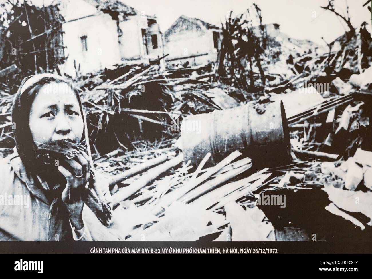 Una donna vietnamita è orribile in Kham Thien Street, circondata dalla distruzione a seguito di un bombardamento dell'aeronautica statunitense ad Hanoi, in Vietnam, Foto Stock