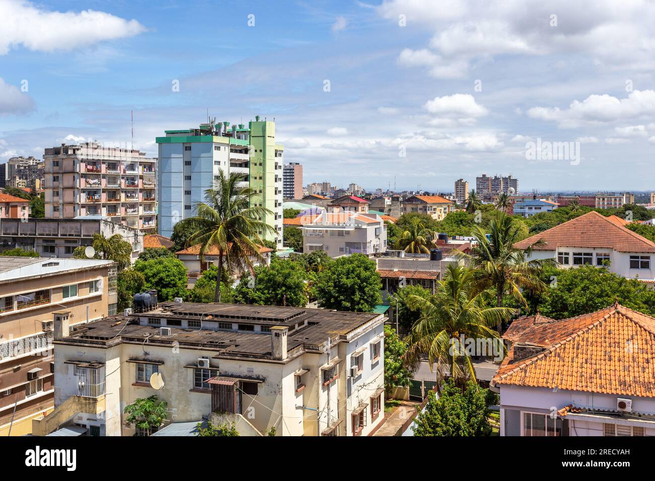 Vista su case e appartamenti nei sobborghi centrali di Maputo, Mozambico Foto Stock