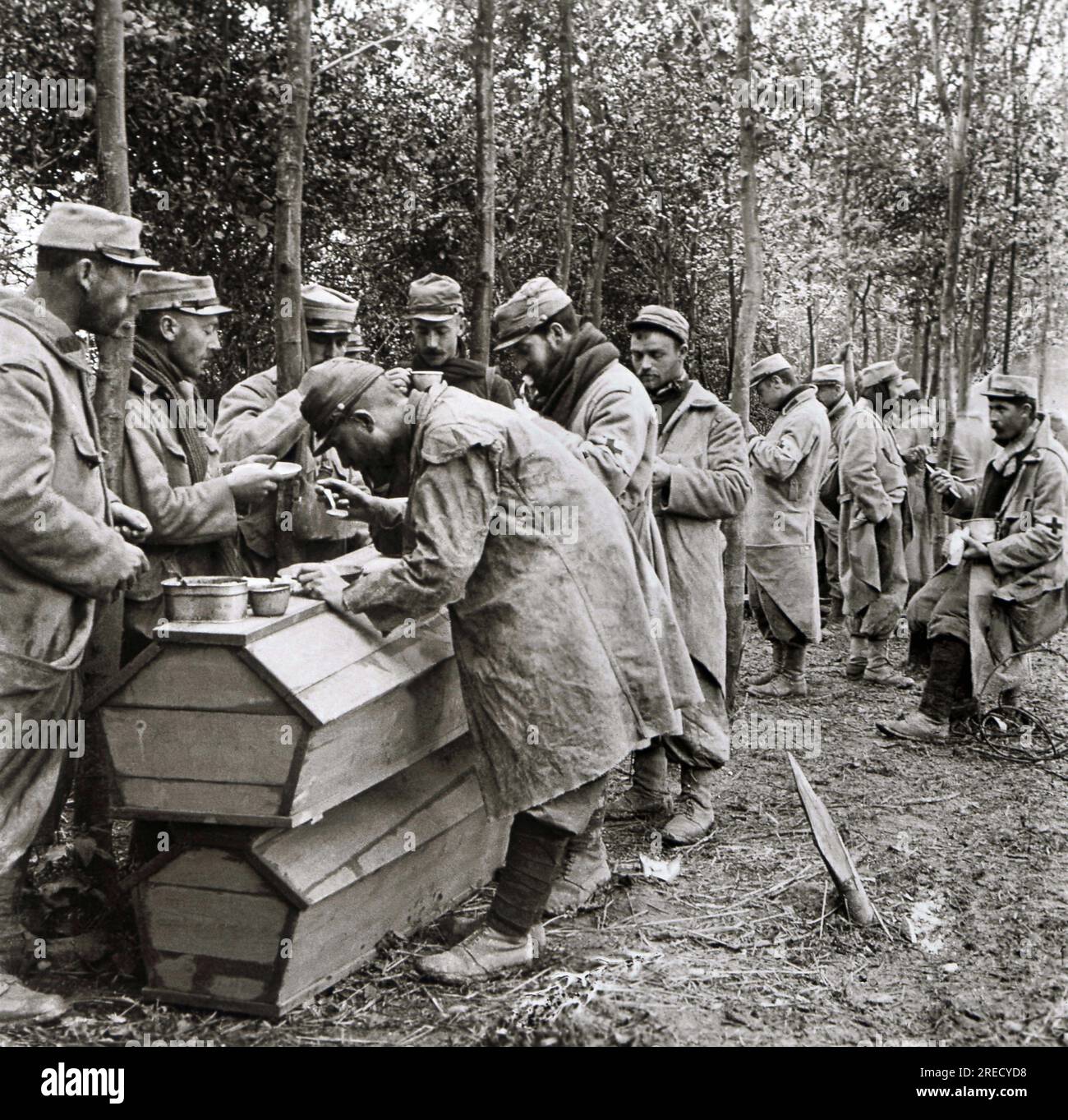 Premiere Guerre Mondiale, vie quotidienne des soldats de l'Armee Francaise, dejeunant sur des cercueils servant de table a Carency dans le Pas-de-Calais. Photographie, 1914-1918, Parigi. Foto Stock