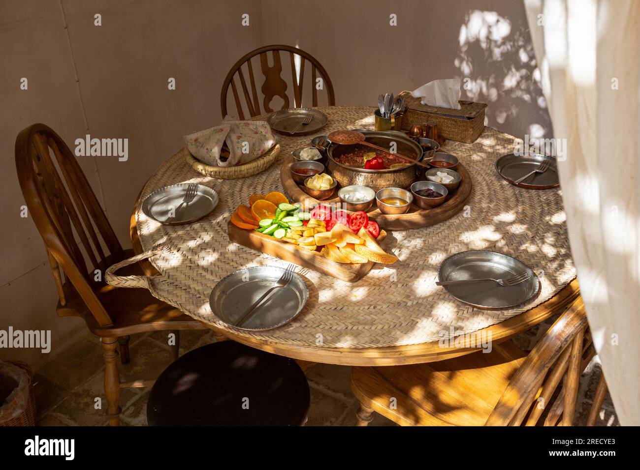 Delizioso cibo persiano esposto su un tavolo da pranzo Foto Stock