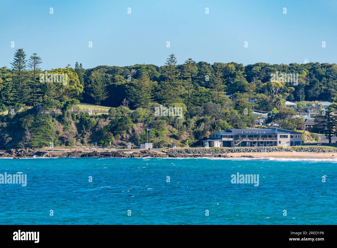 Guardando a sud dalla spiaggia di Red Head, al surf club di Black Head Beach e alla piscina sull'oceano di Halliday's Point, sulla costa nord del New South Wales, Australia Foto Stock