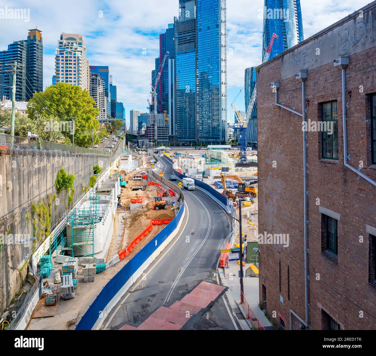 Febbraio 2023: Guardando a sud lungo Dixon Rd, Barangaroo North - Millers Point, nei primi lavori in superficie della nuova stazione della metropolitana di Barangaroo Foto Stock