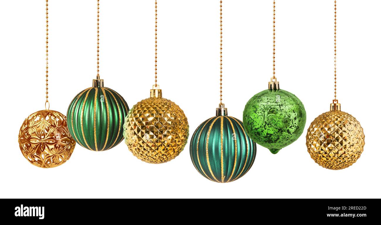 Set di sei palline di Natale decorate in oro e verde appese isolate Foto Stock