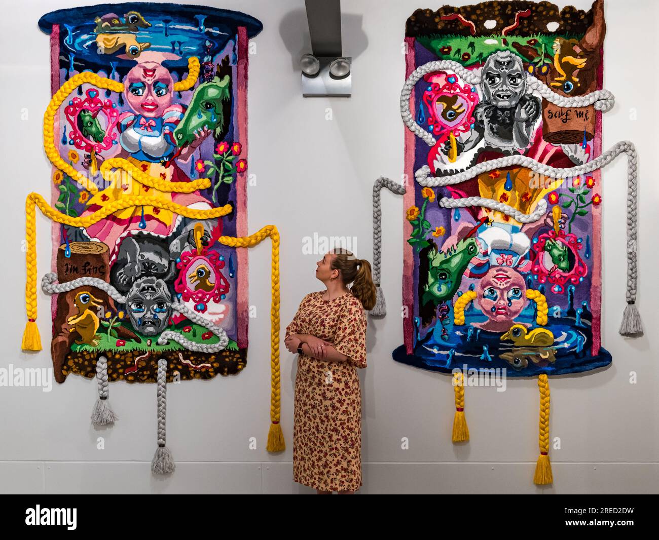 Dovecot Studios, Edimburgo, Scozia, Regno Unito, Edinburgh Art Festival: Artisti donne pionieristiche sono celebrati alla nuova grande mostra di Dovecot con The Fleming Collection, Scottish Women Artists: 250 anni di stimolante percezione. La mostra presenta oltre 70 opere di donne artiste che hanno plasmato la scena artistica scozzese, oltre a nuovi arazzi commissionati da Rachel Maclean. Nella foto: Una donna ammira il tappeto i'm fine/Save mi di Rachel Maclean. Crediti: Sally Anderson/Alamy Live News Foto Stock