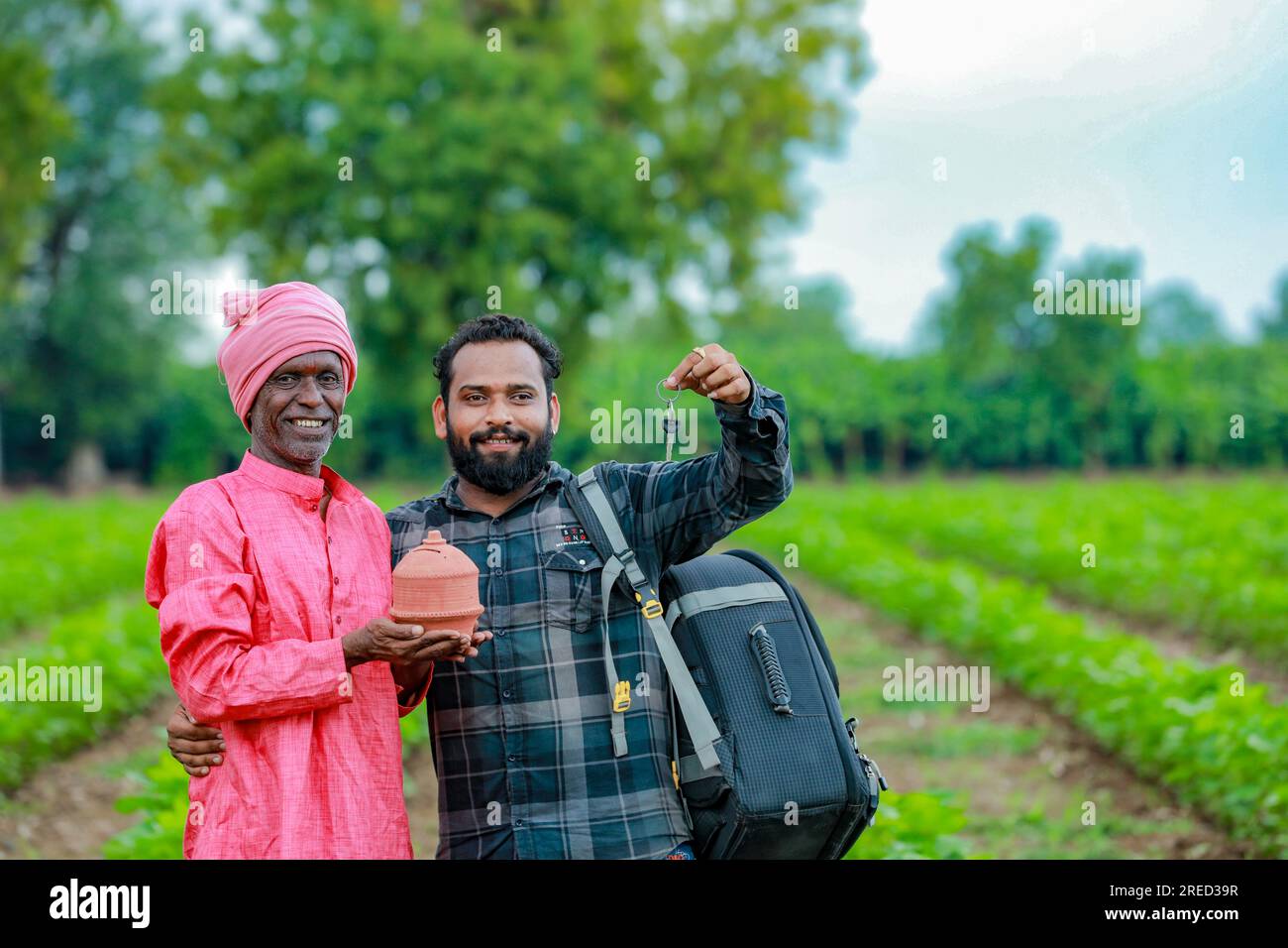 Agricoltura indiana, risparmio contadino, dipendente della banca che mostra la chiave Foto Stock