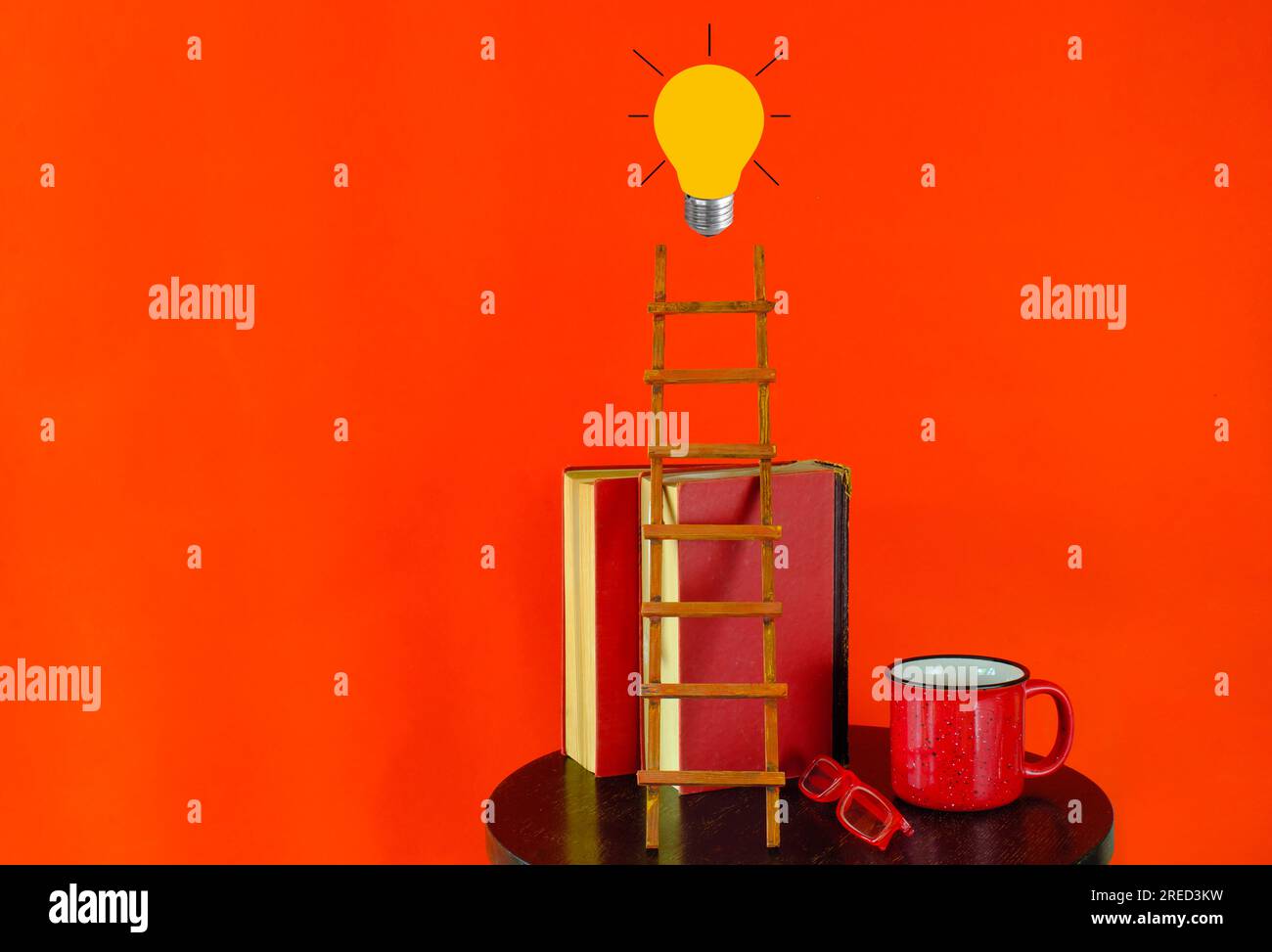 L'istruzione offre orientamento, libri, lampadine e scala di successo.apprendimento, conoscenza, umanesimo, lotta contro le notizie false, ampio spazio gratuito per le copie Foto Stock