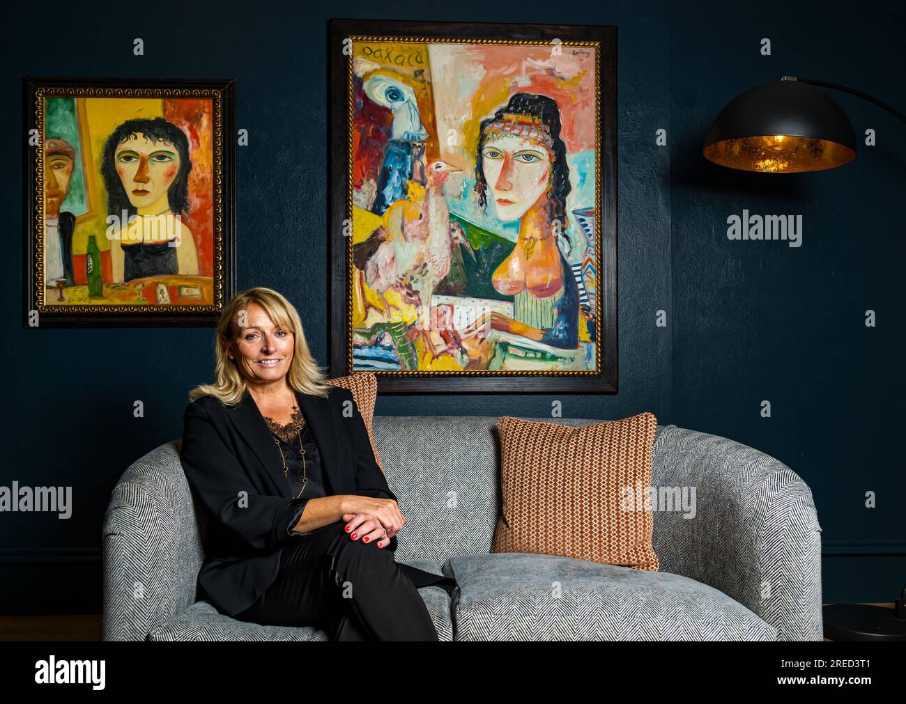 Open Eye Gallery, Edimburgo, Scozia, Regno Unito, 27 luglio 2023, Mostra dell'Edinburgh Art Festival: Una nuova mostra intitolata The Italian Connection presenta opere raramente viste dal compianto John Bellany, considerato da molti critici e curatori il più significativo pittore scozzese del XX secolo. Nella foto: Jilly Dobson, amministratore delegato della galleria. Crediti: Sally Anderson/Alamy Live News Foto Stock