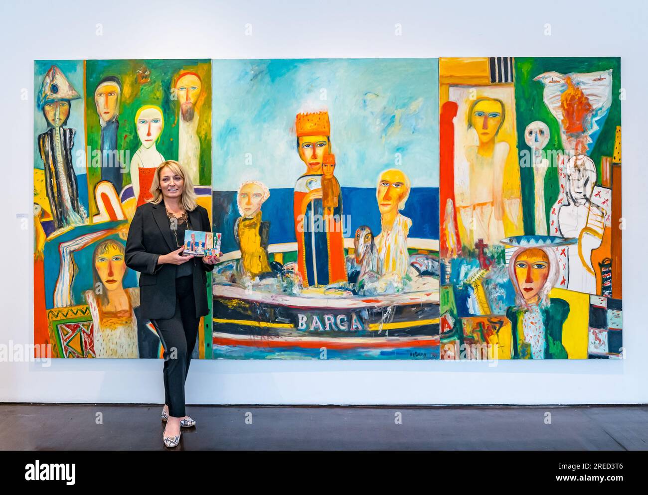 Open Eye Gallery, Edimburgo, Scozia, Regno Unito, 27 luglio 2023, Mostra dell'Edinburgh Art Festival: Una nuova mostra intitolata The Italian Connection presenta opere raramente viste dal compianto John Bellany, considerato da molti critici e curatori il più significativo pittore scozzese del XX secolo. Nella foto: Jilly Dobson, amministratore delegato della galleria. Crediti: Sally Anderson/Alamy Live News Foto Stock