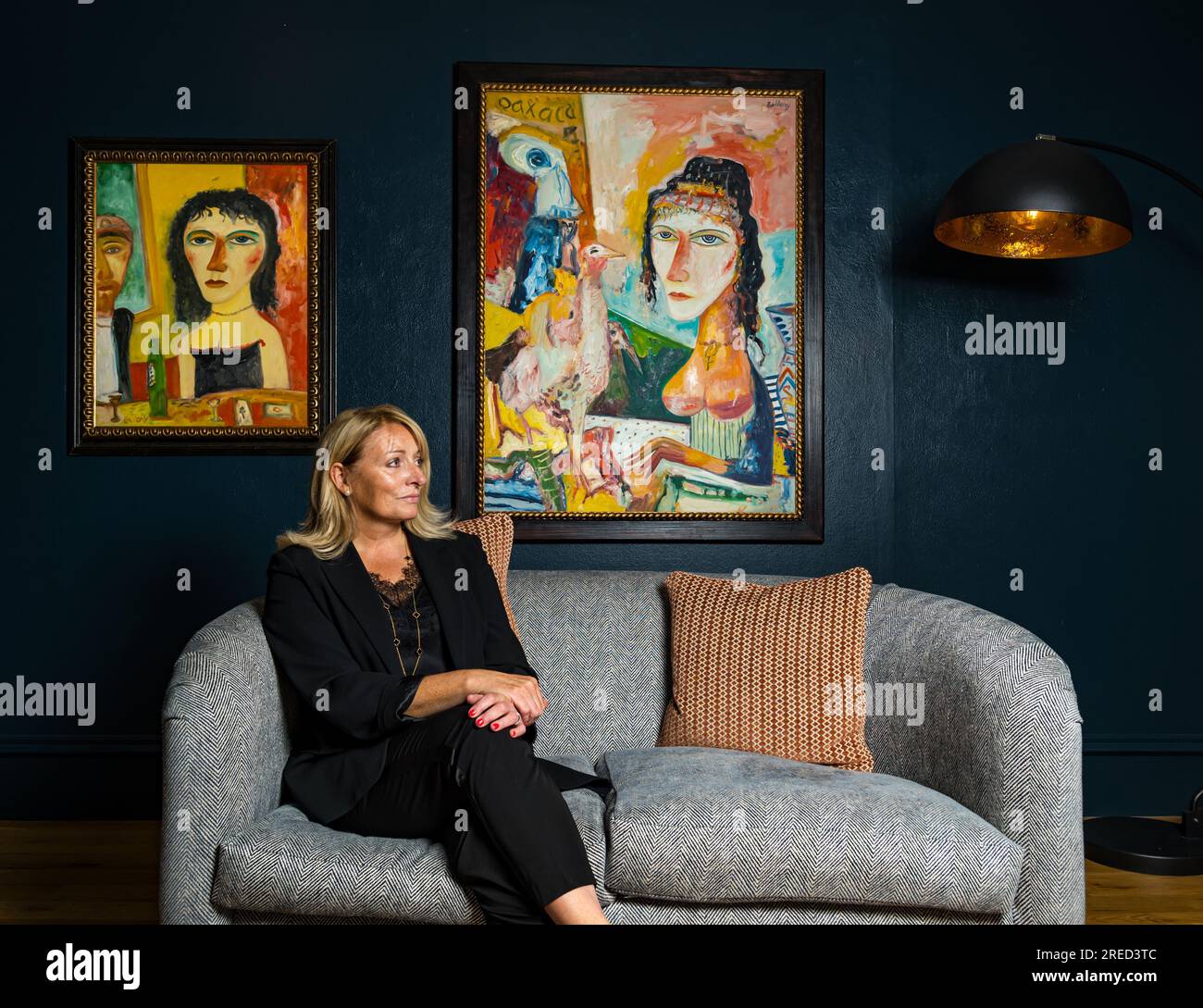 Open Eye Gallery, Edimburgo, Scozia, Regno Unito, 27 luglio 2023, Mostra dell'Edinburgh Art Festival: Una nuova mostra intitolata The Italian Connection presenta opere raramente viste dal compianto John Bellany, considerato da molti critici e curatori il più significativo pittore scozzese del XX secolo. Nella foto: Jilly Dobson, amministratore delegato della galleria. Crediti: Sally Anderson/Alamy Live News Foto Stock