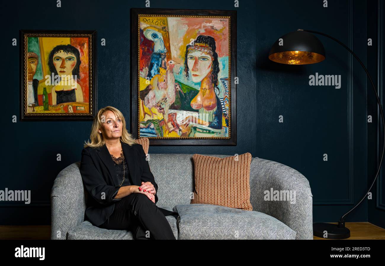 Open Eye Gallery, Edimburgo, Scozia, Regno Unito, 27 luglio 2023, Mostra dell'Edinburgh Art Festival: Una nuova mostra intitolata The Italian Connection presenta opere raramente viste dal compianto John Bellany, considerato da molti critici e curatori il più significativo pittore scozzese del XX secolo. Nella foto: Jilly Dobson, amministratore delegato della galleria. Crediti: Sally Anderson/Alamy Live News Foto Stock