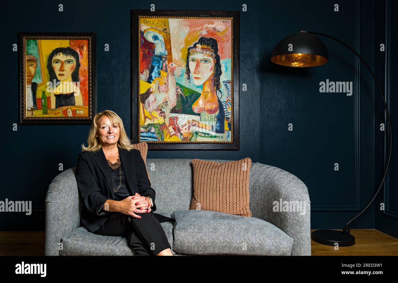 Open Eye Gallery, Edimburgo, Scozia, Regno Unito, 27 luglio 2023, Mostra dell'Edinburgh Art Festival: Una nuova mostra intitolata The Italian Connection presenta opere raramente viste dal compianto John Bellany, considerato da molti critici e curatori il più significativo pittore scozzese del XX secolo. Nella foto: Jilly Dobson, amministratore delegato della galleria. Crediti: Sally Anderson/Alamy Live News Foto Stock