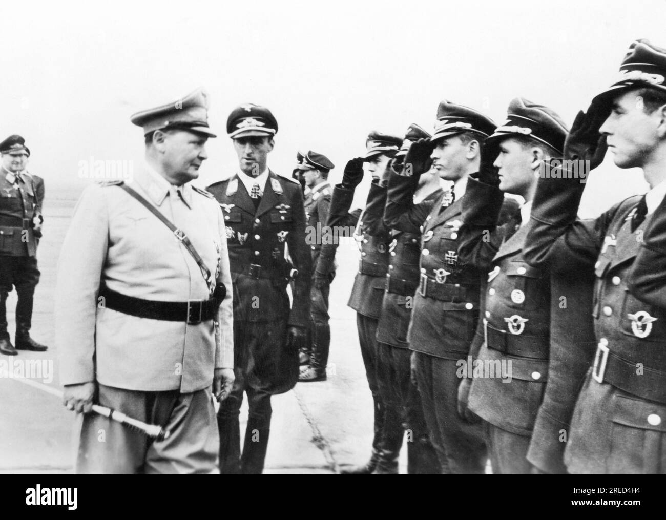 Hermann Göring (a sinistra) in visita a uno squadrone di caccia sul fronte occidentale. Alla sua destra, il commodoro di Jagdgeschwader 11, maggiore Hermann Wolf. Bruno Loerzer posteriore sinistro. Foto: Faupel [traduzione automatica] Foto Stock